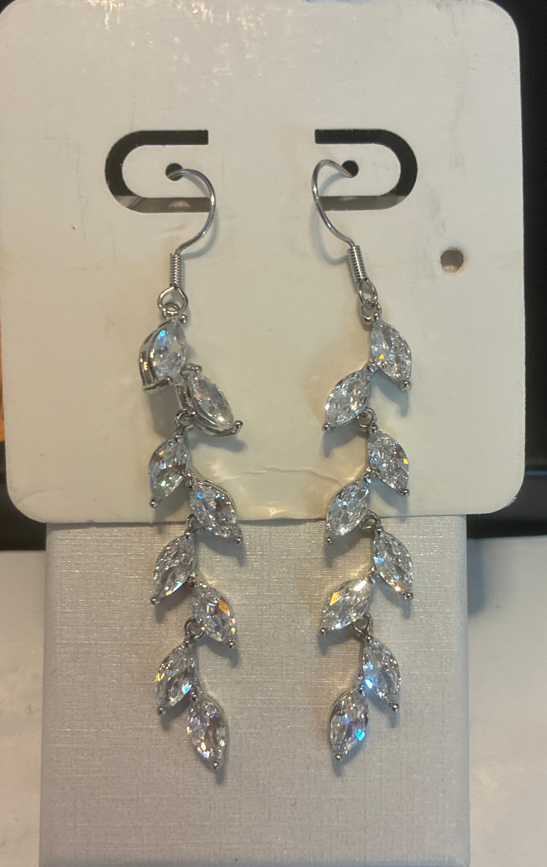 Crystal Drop Earrings – Sparkling Rhinestone Dangle Earrings (Silver)