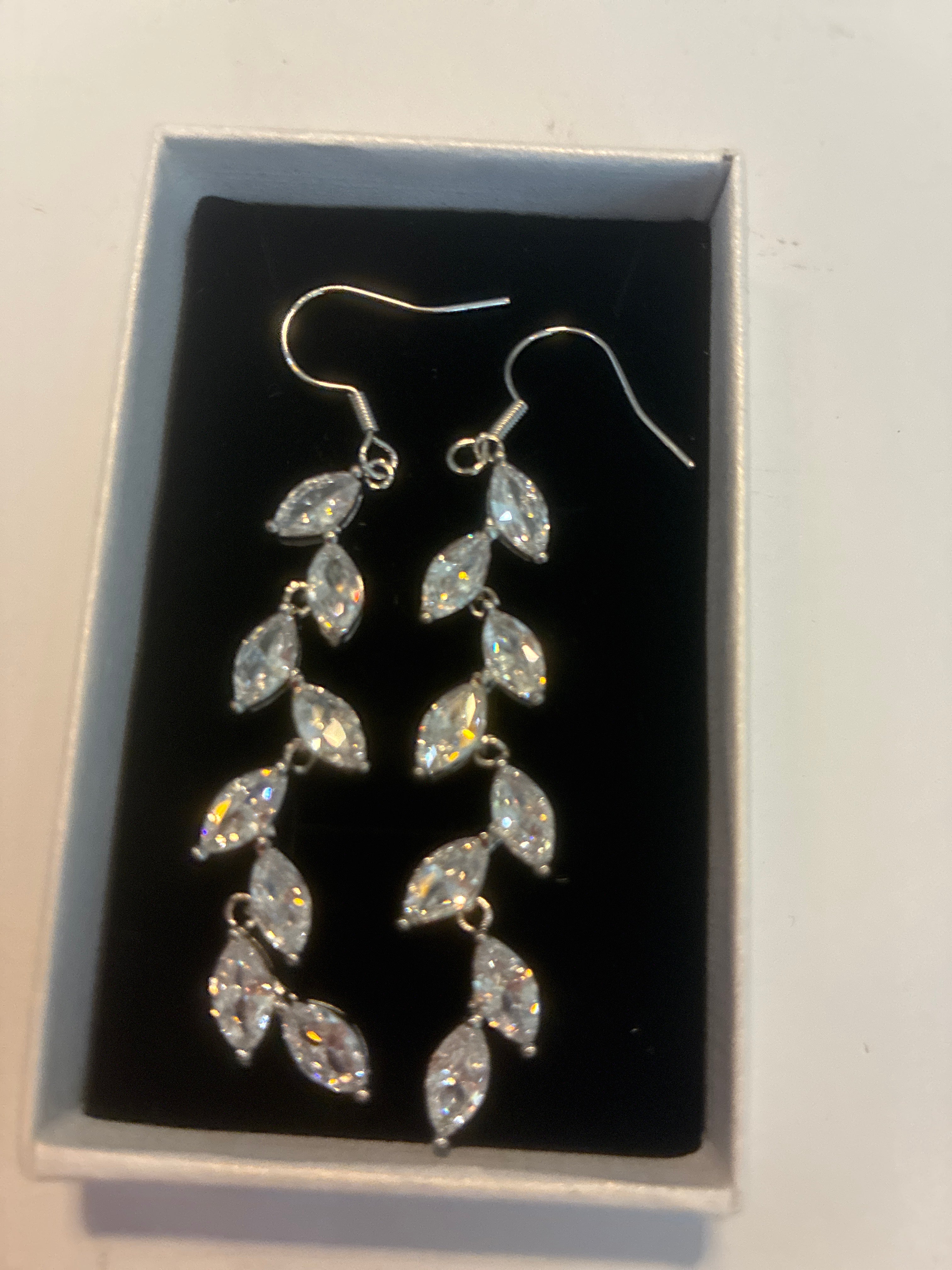 Crystal Drop Earrings – Sparkling Rhinestone Dangle Earrings (Silver)